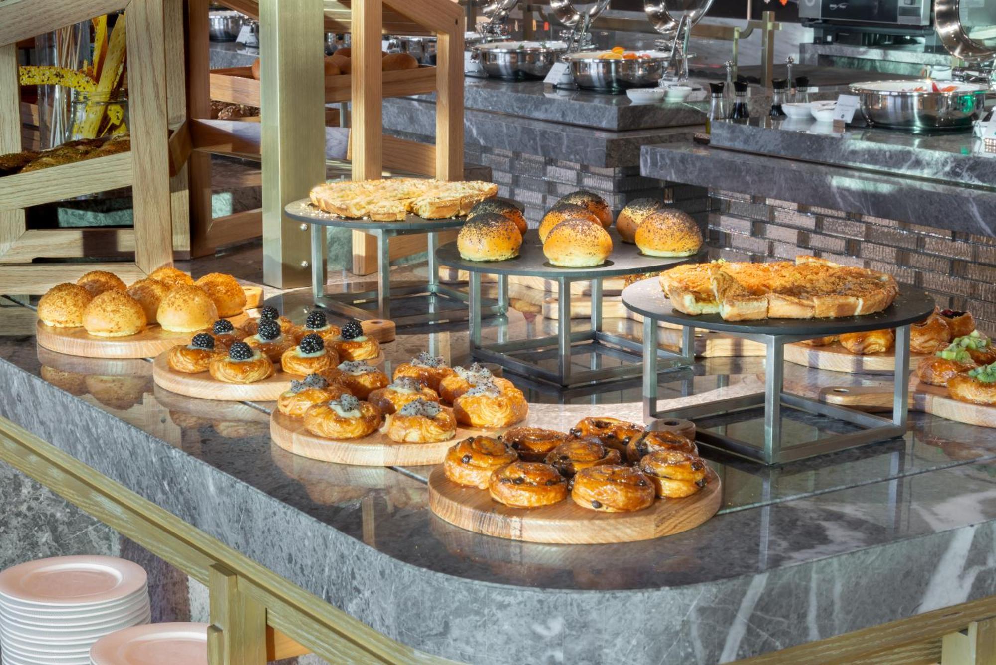 Narcissus The Royal Hotel Ριάντ Εξωτερικό φωτογραφία A selection of pastries